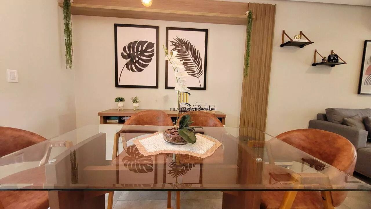 Casa em condomínio com 3 dormitórios, suíte e 2 vagas.