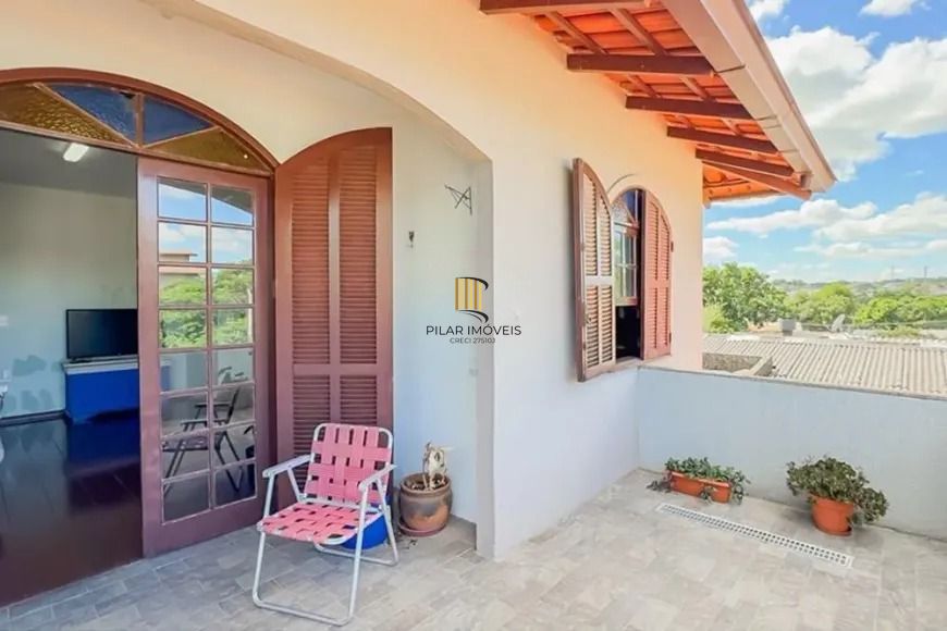 Casa térrea com 4 dormitórios, suíte e 2 vagas.