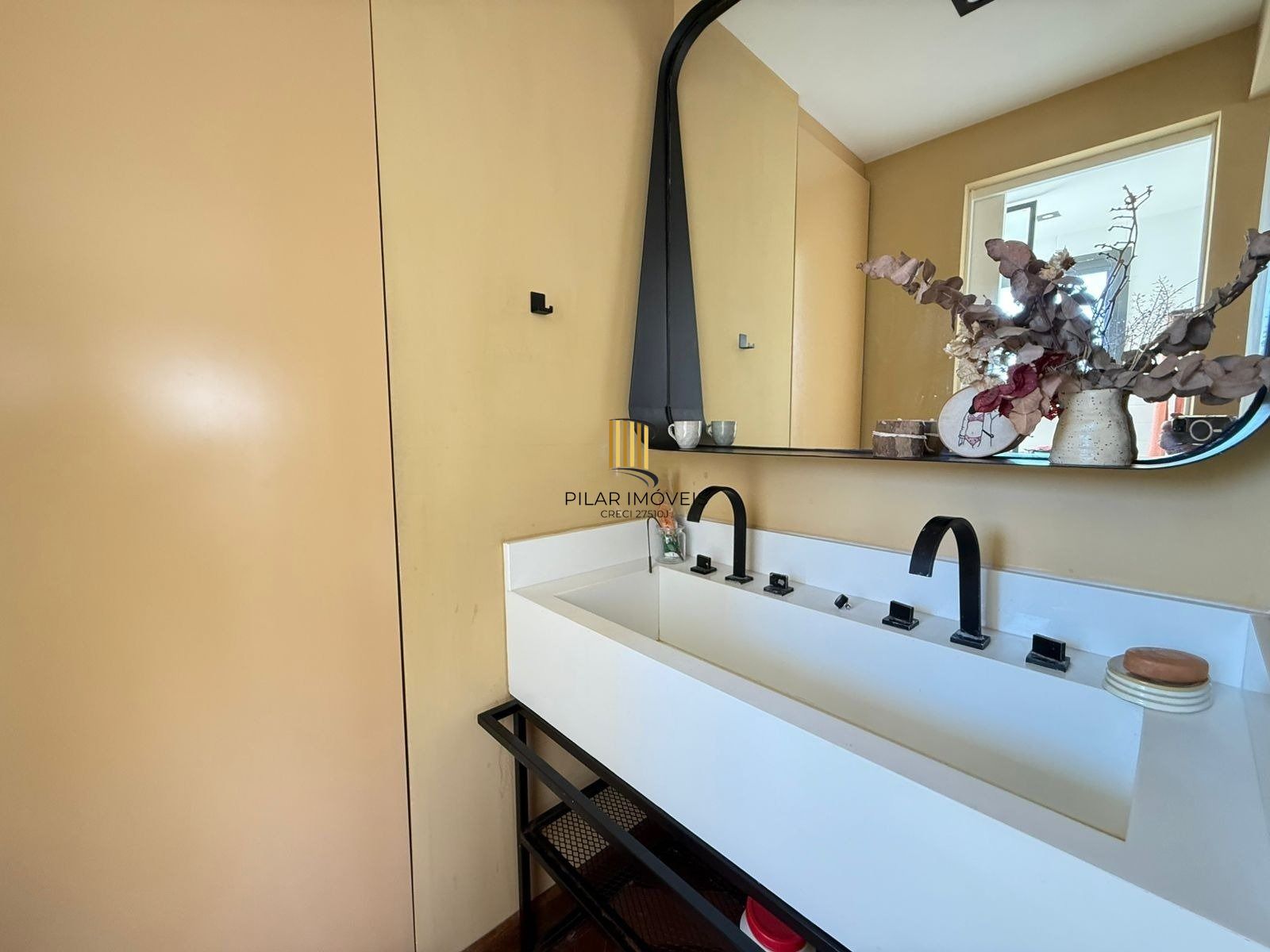 Apartamento com 2 dormitórios, suíte e churrasqueira.