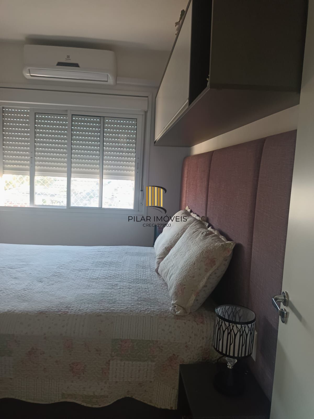 Apartamento de 3 dormitórios com living estendido, semi mobiliado, suíte e churrasqueira.