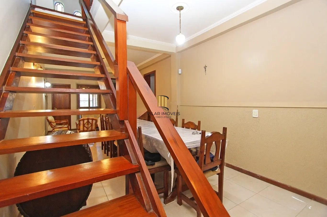 Ampla casa com 5 dormitórios e terraço no Passo da Areia
