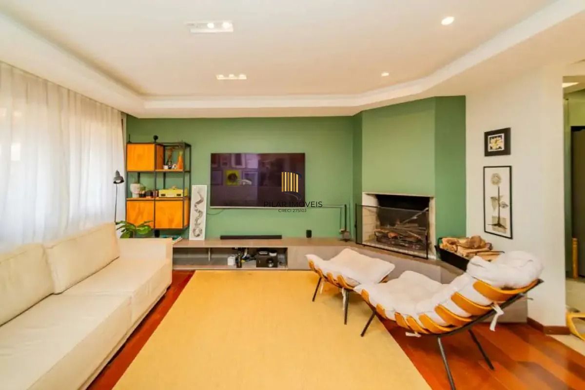 Casa em condomínio com 3 dormitórios, revertido em 2, suíte e 2 vagas.