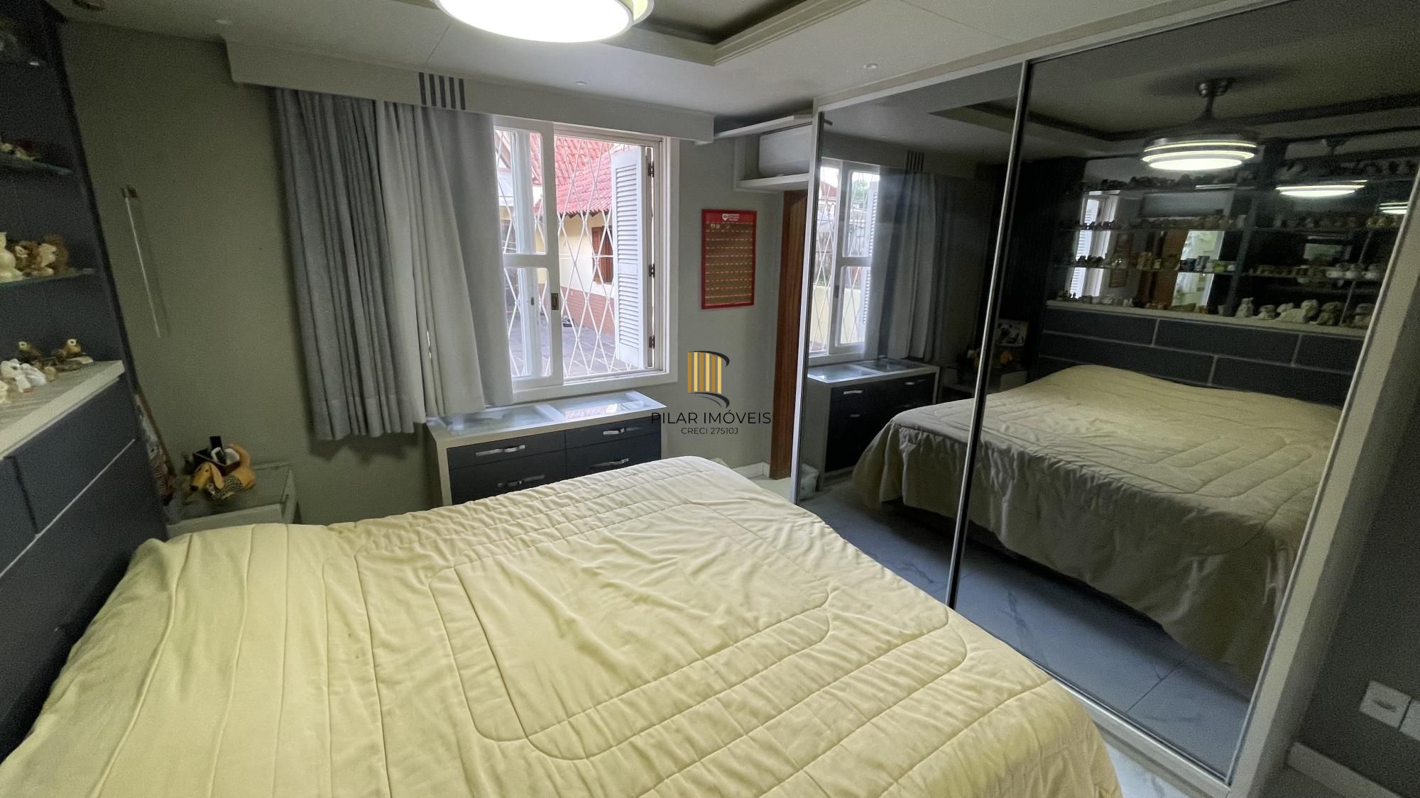 Casa térrea com 2 suítes com amplo pátio,