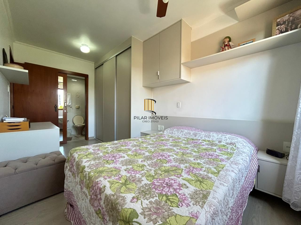 Apartamento de 2 dormitórios, suíte, sacada com churrasqueira e vaga coberta.