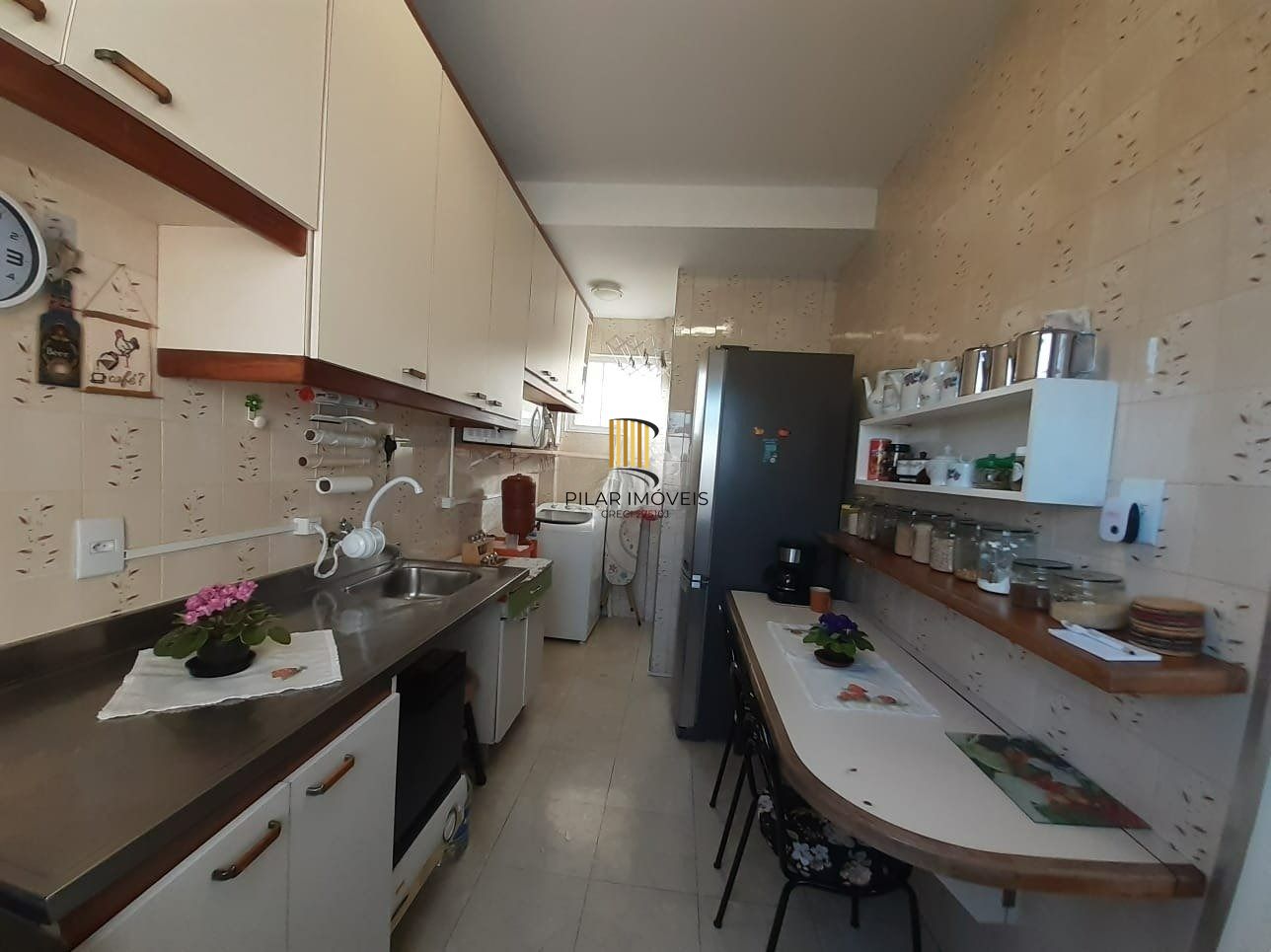 Apartamento com 3 dormitórios, living 2 ambientes, banheiro social, total de 109,57m² privativos, cozinha e área de serviço separadas.