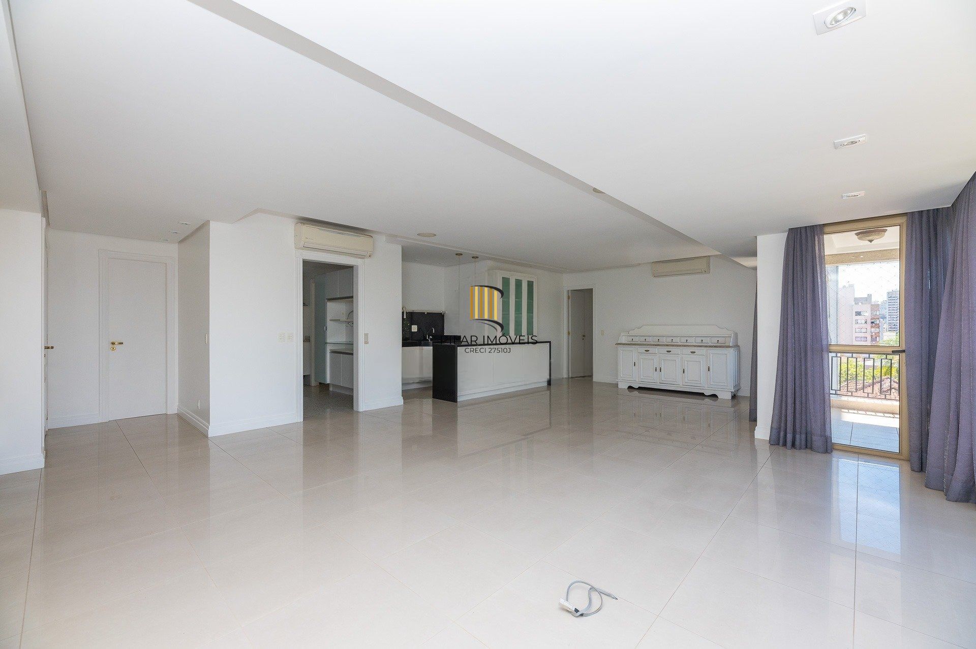 Com 169m² privativos, 03 suítes, 2 vagas na Rua Marques o Pombal- Moinhos de Vento