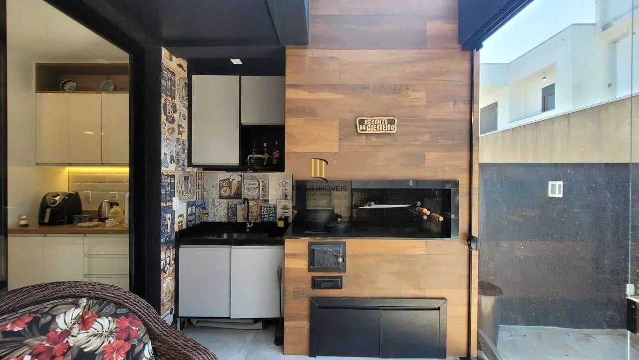 Casa em condomínio com 3 dormitórios, suíte e 2 vagas.