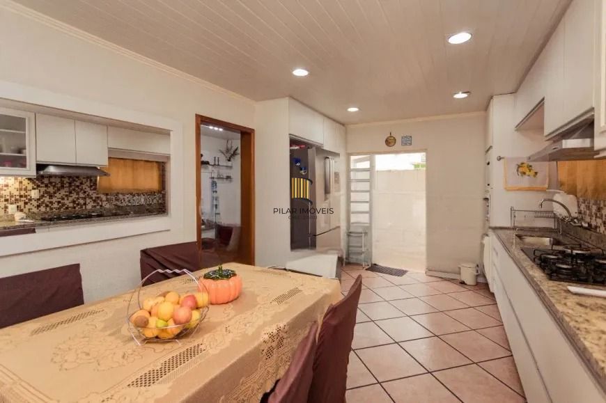 Casa térrea  com 200m² privativos, 3 quartos, Rua Sylvio Sanson - Sarandi