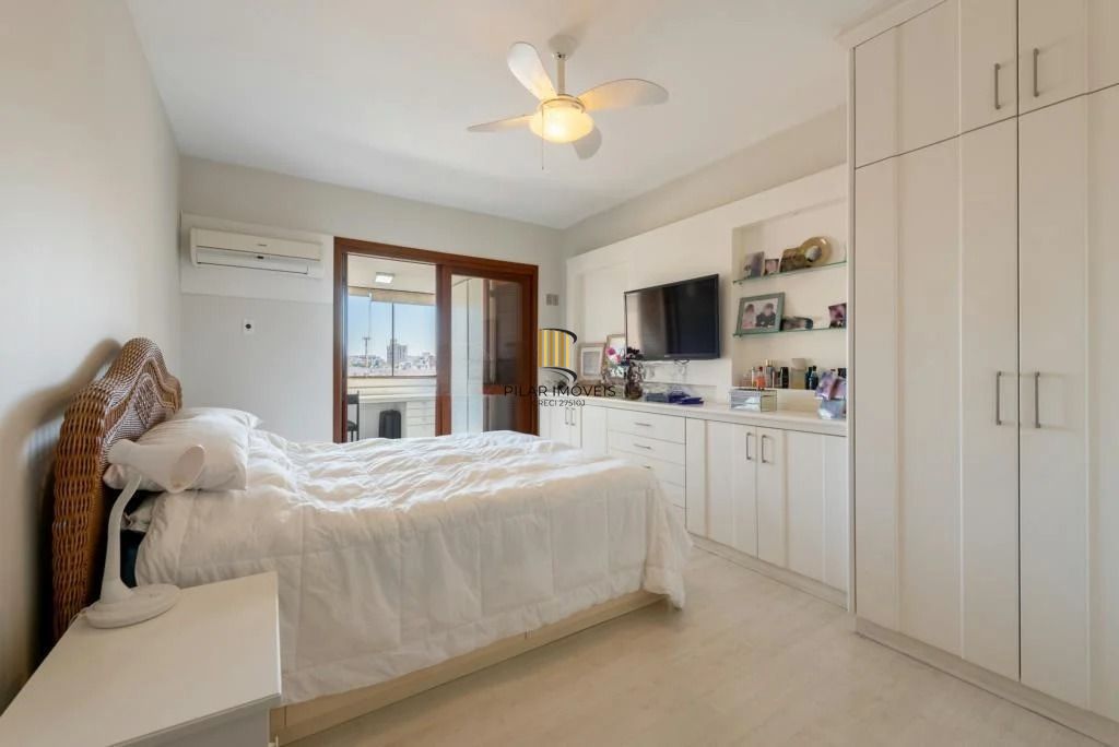 Cobertura com 3 dormitórios, suíte, piscina e churrasqueira.