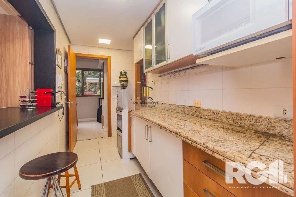Apartamento com 94m², 3 quartos, 1 suíte, 2 vagas, no bairro Cristo Redentor em Porto Alegre..