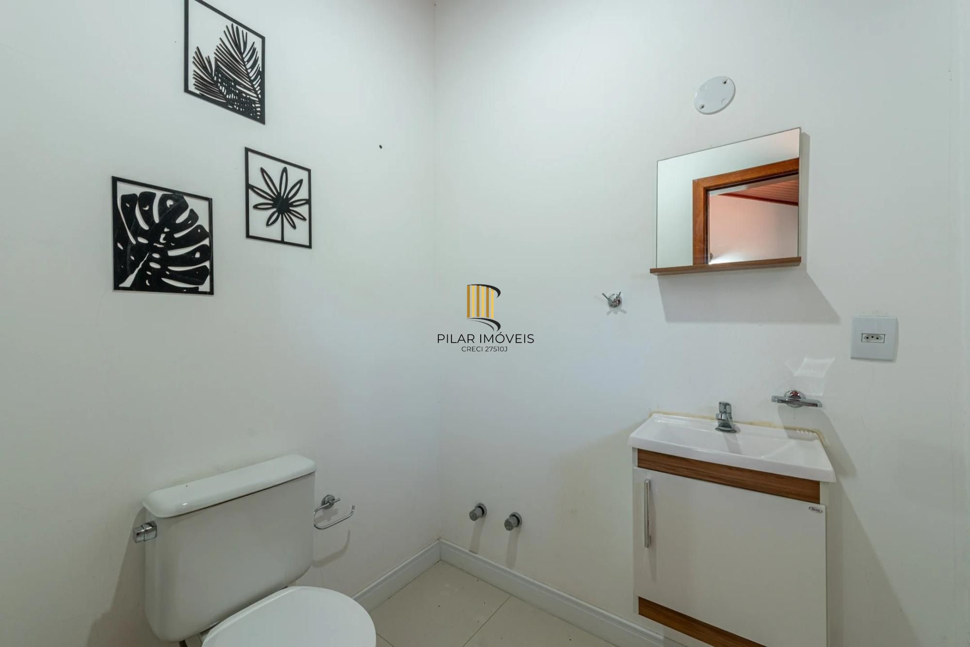 Casa em condomínio com 3 dormitórios, suíte e 2 vagas.