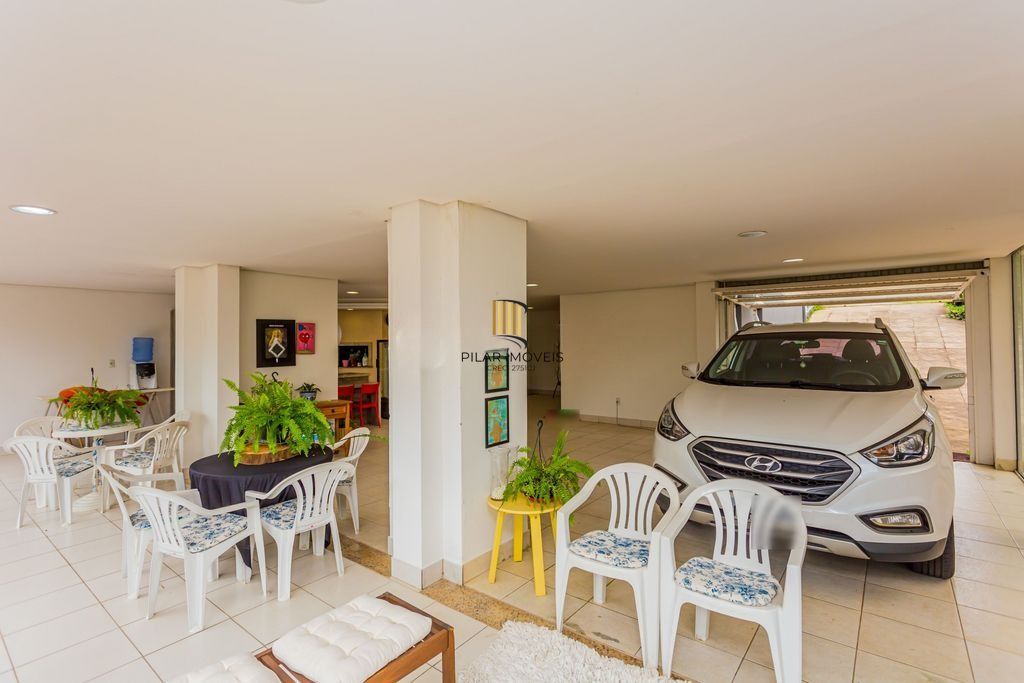 Casa em Condomínio com 3 dormitórios, suíte e 2 vagas cobertas.