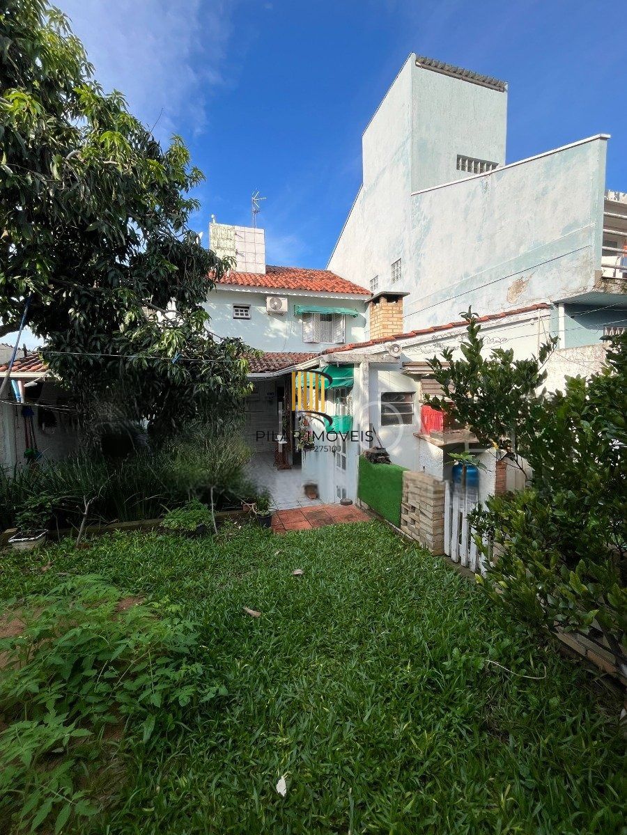 Casa com 3 dormitórios, suíte, 3 vagas de garagem.