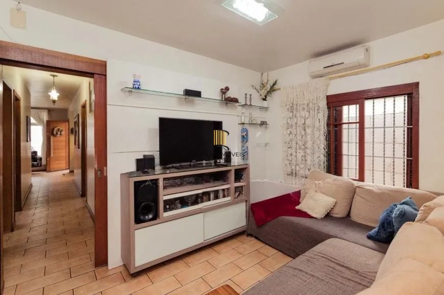 Casa térrea  com 200m² privativos, 3 quartos, Rua Sylvio Sanson - Sarandi