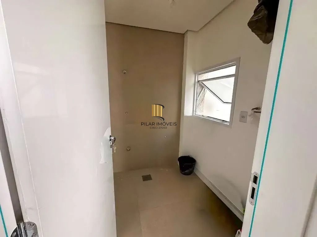Casa com 3 dormitórios, suíte, churrasqueira, lareira e 2 vagas de garagem.