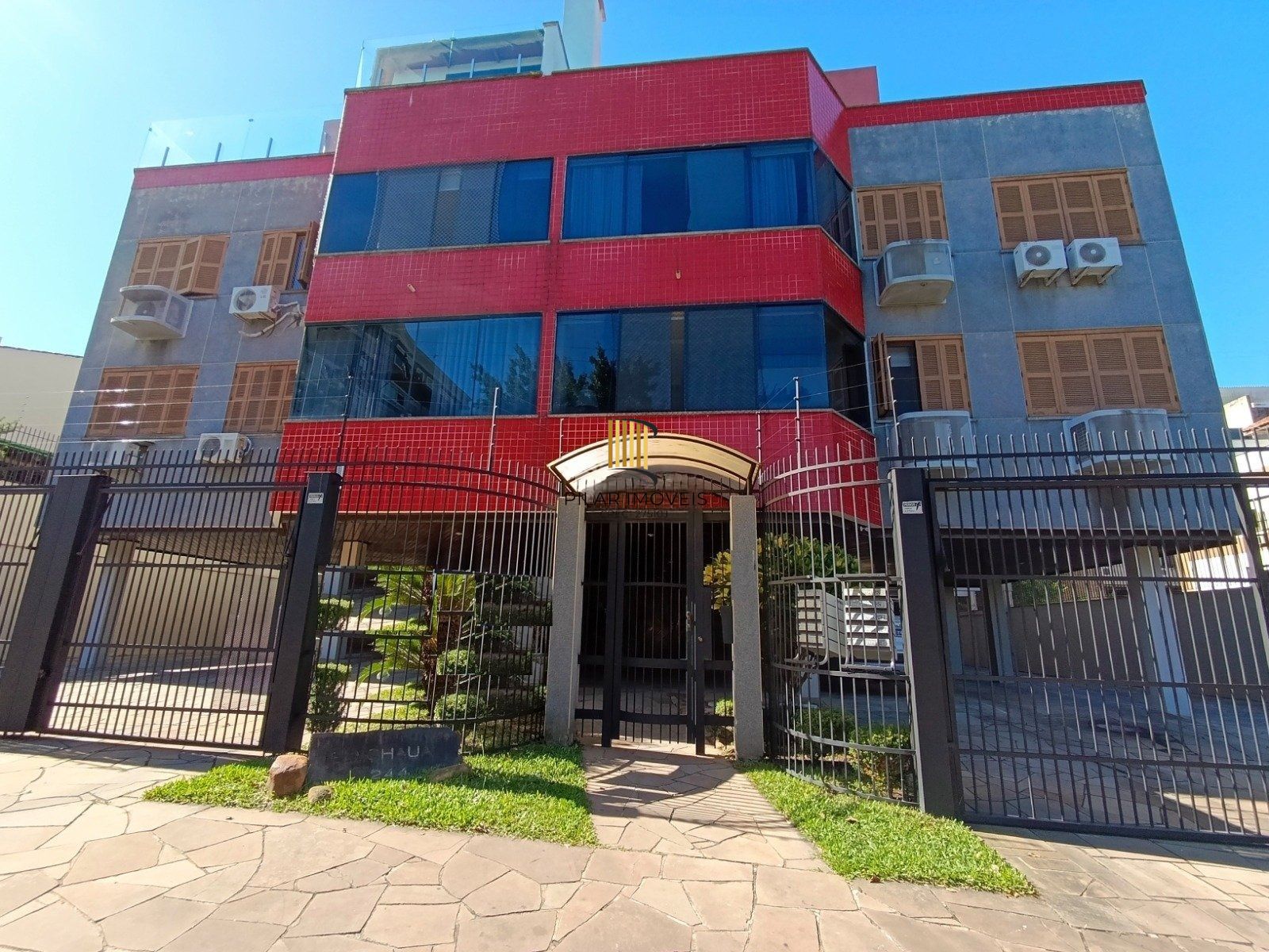 Apartamento de 2 dormitórios com suíte, sacada e churrasqueira.