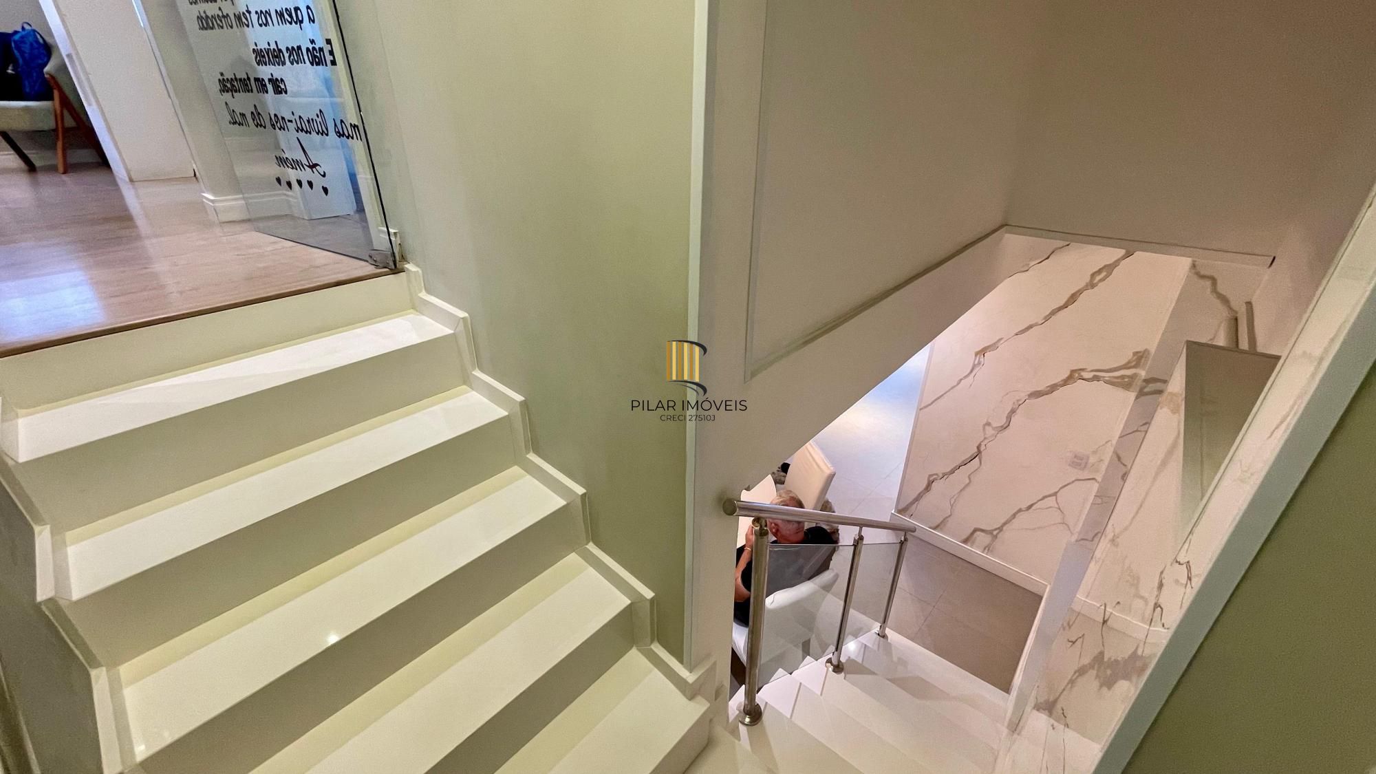 Casa térrea 100% mobiliada com 3 dormitórios, suíte, piscina e 3 vagas.