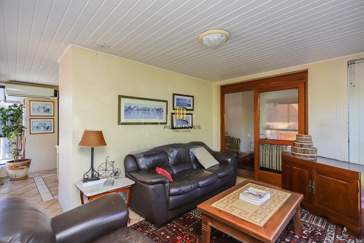 Apartamento com 3 dormitórios, suíte, 2 vagas e varanda com churrasqueira.