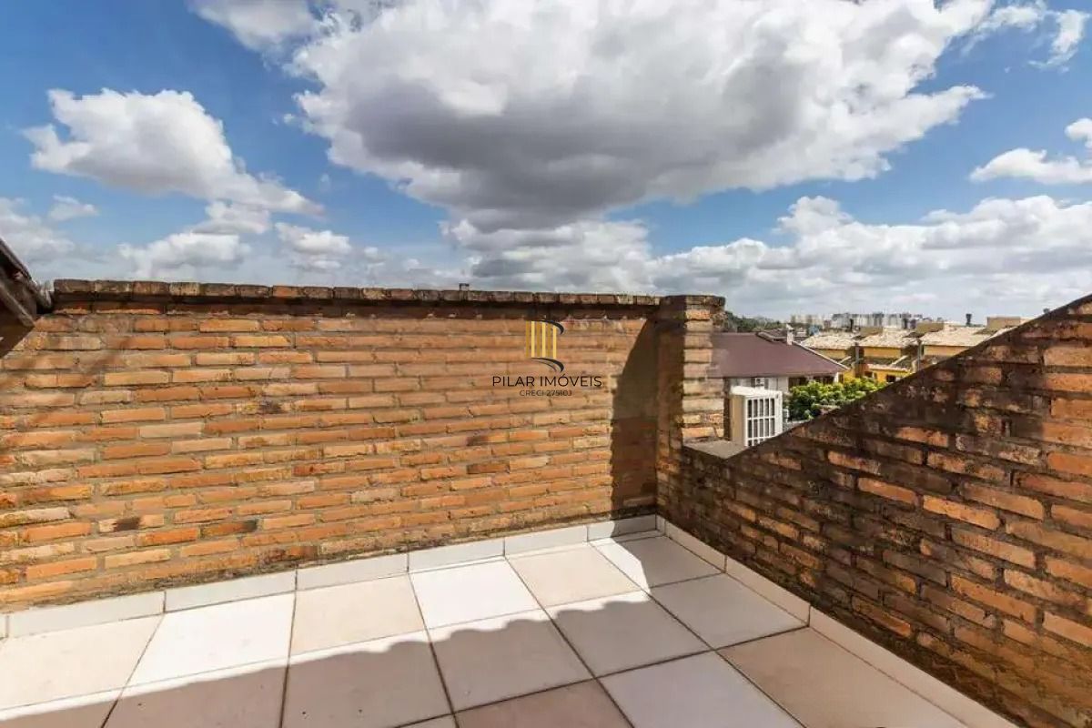 Casa térrea com 5 dormitórios, 2 suítes, 3 vagas.