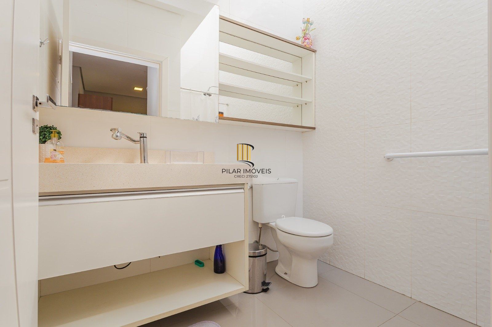 Casa de alto padrão com elevador e piscina acessível em condomínio no Passo das Pedras