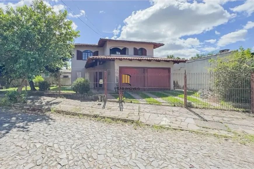 Casa térrea com 4 dormitórios, suíte e 2 vagas.
