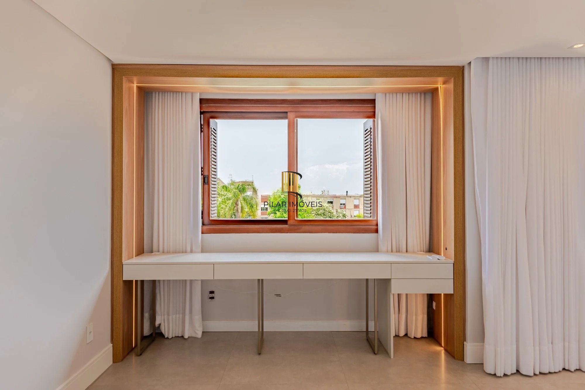 Casa em condomínio com 3 dormitórios, suíte e 3 vagas.