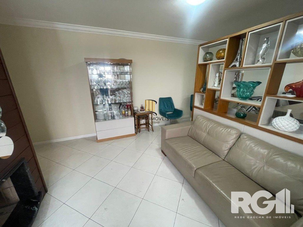 Apartamento com 3 dormitórios, 1 suíte, lavabo, 2 vagas cobertas, semimobiliado, churrasqueira e lareira.