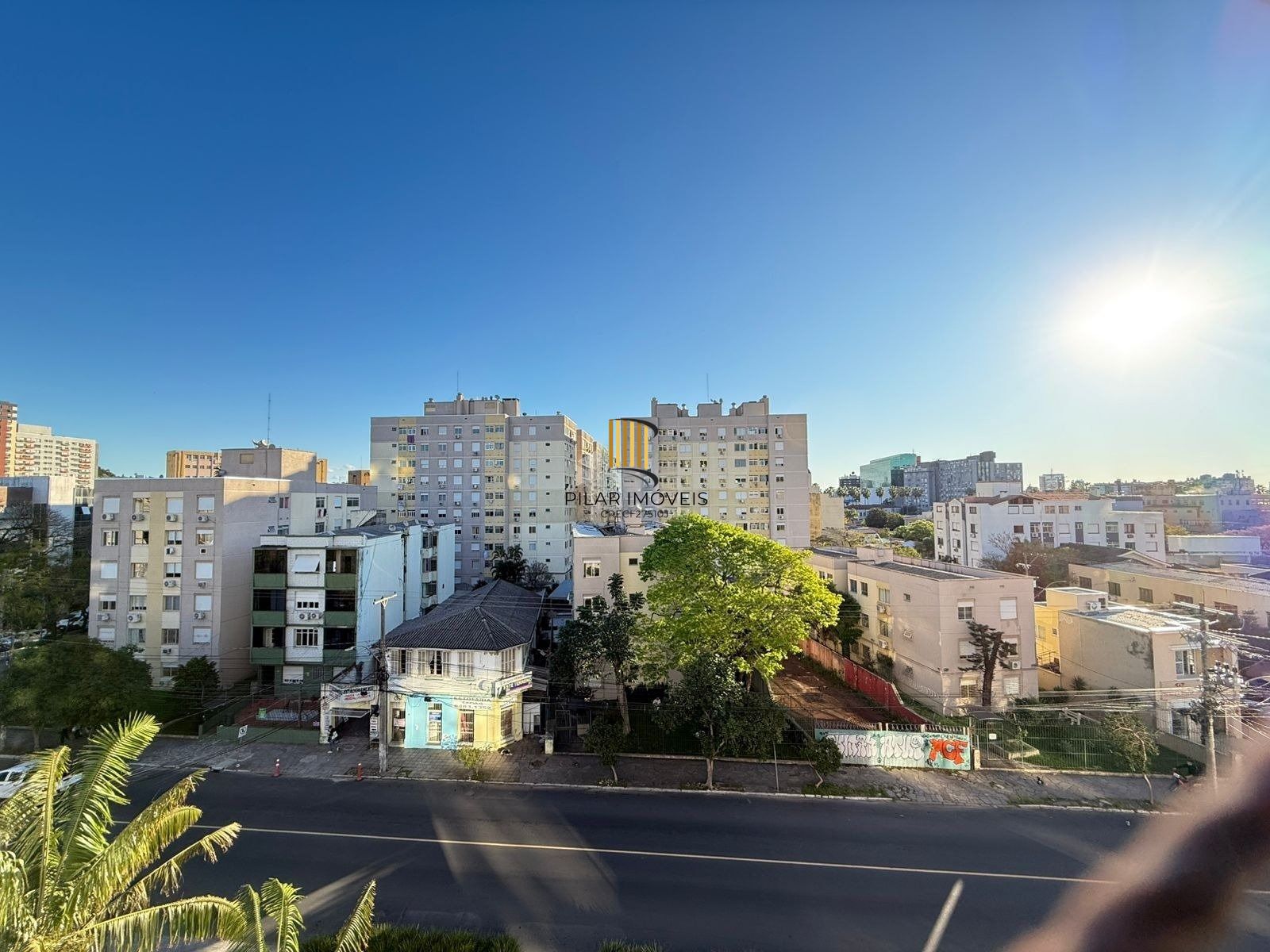 Apartamento com 2 dormitórios, suíte e churrasqueira.