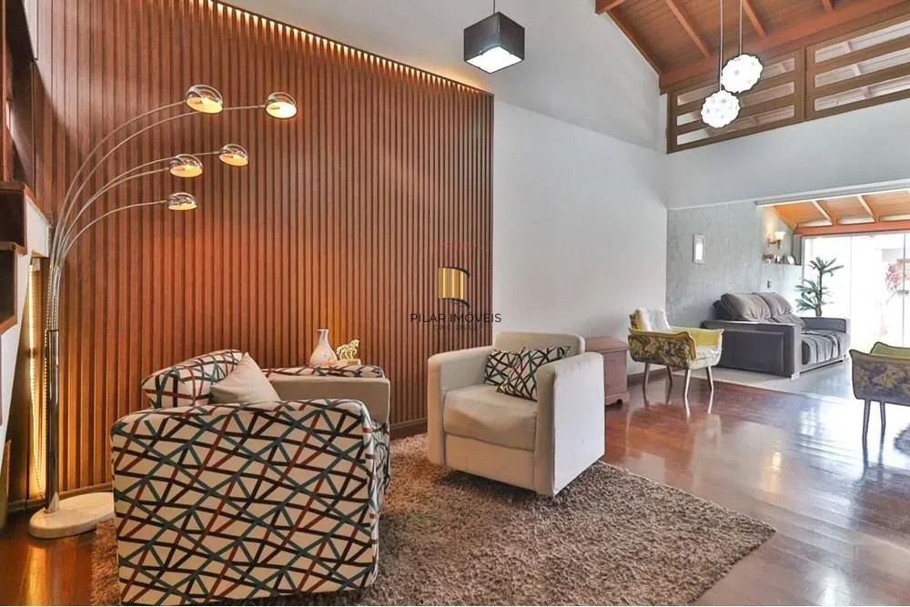 Casa térrea com 2 dormitórios, lavabo, espaço gourmet e 2 vagas.