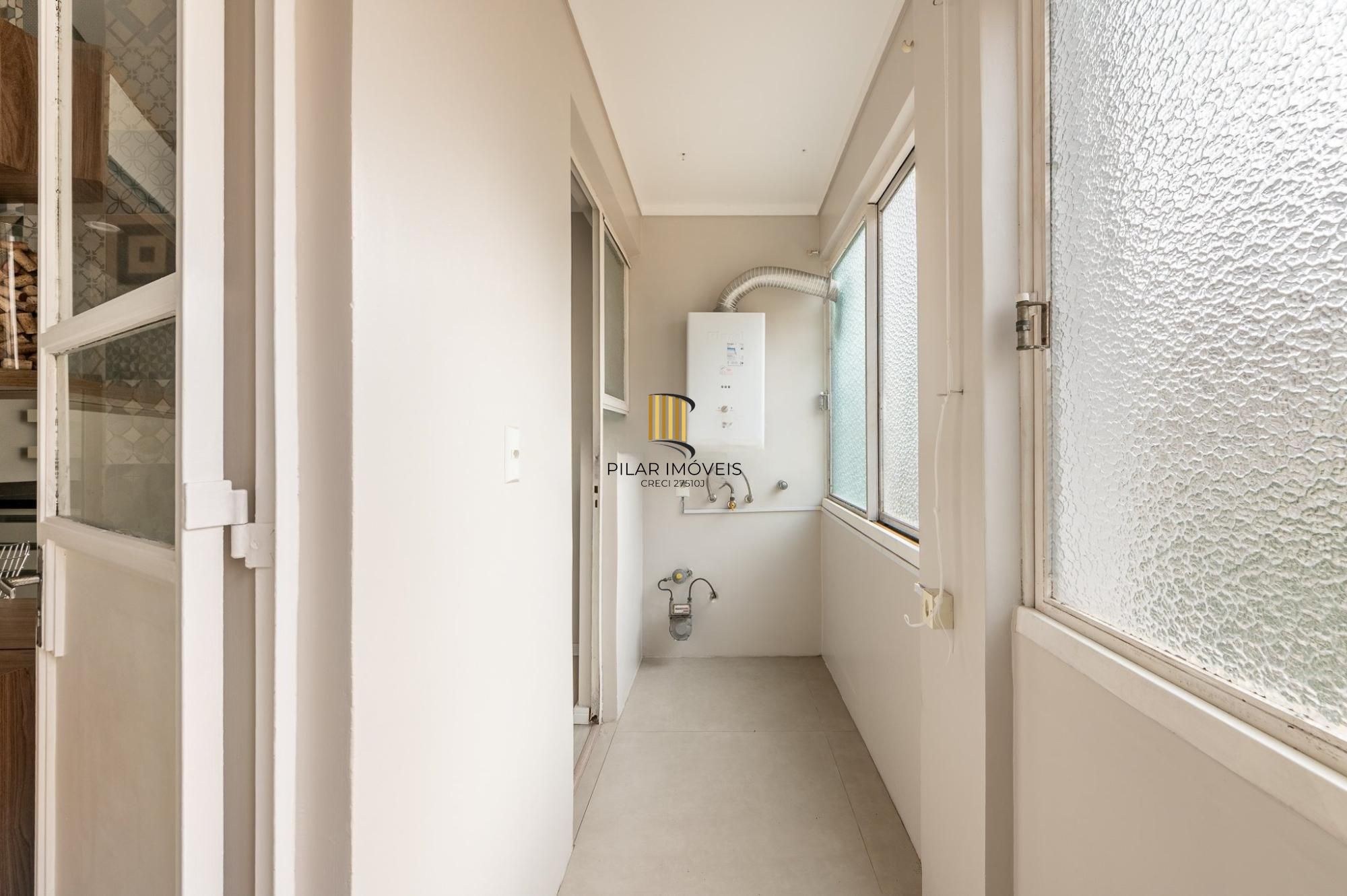 Apartamento 3 dormitórios, suíte, amplo living e vaga coberta.