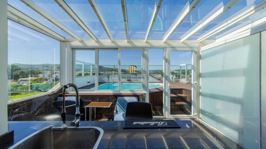 Cobertura mobiliada com piscina e vista 360° no Jardim Planalto – POA