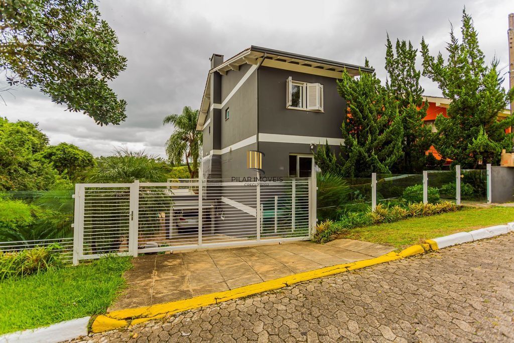Casa em Condomínio com 3 dormitórios, suíte e 2 vagas cobertas.