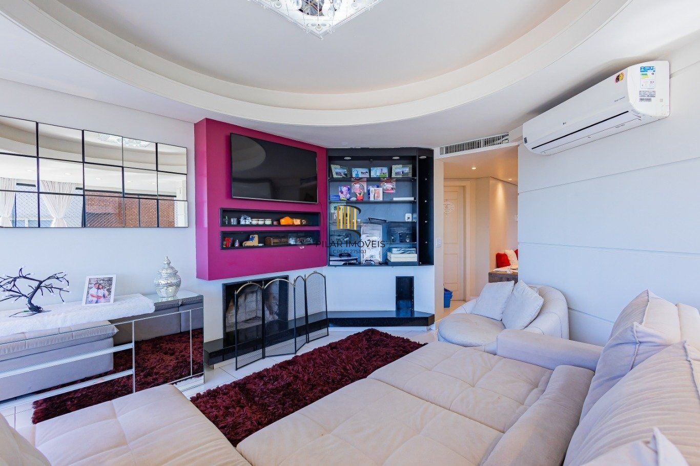 Amplo apartamento semimobiliado com lareira e 2 vagas