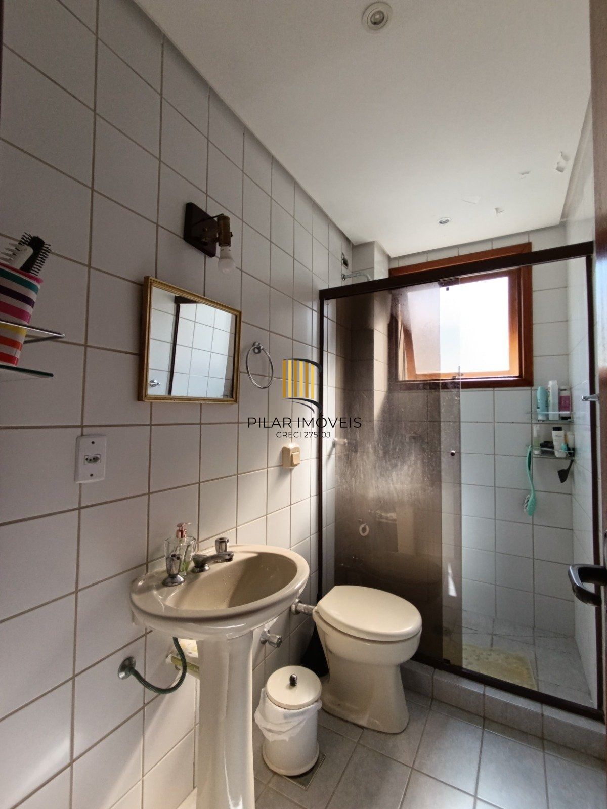 Apartamento de 2 dormitórios com suíte, sacada e churrasqueira.