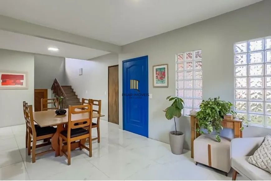 Casa térrea com 4 dormitórios, suíte e 2 vagas.