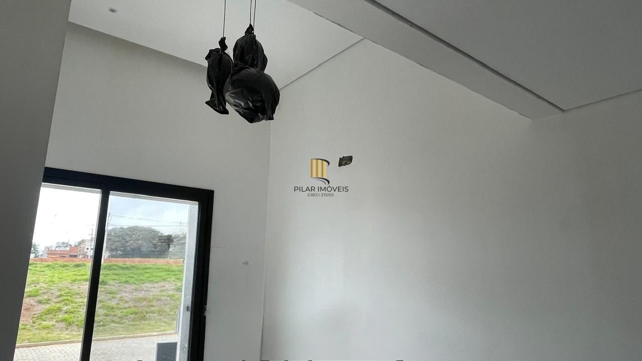 Casa em condomínio com 3 dormitórios, 2 suítes, churrasqueira, lareira e 2 vagas.