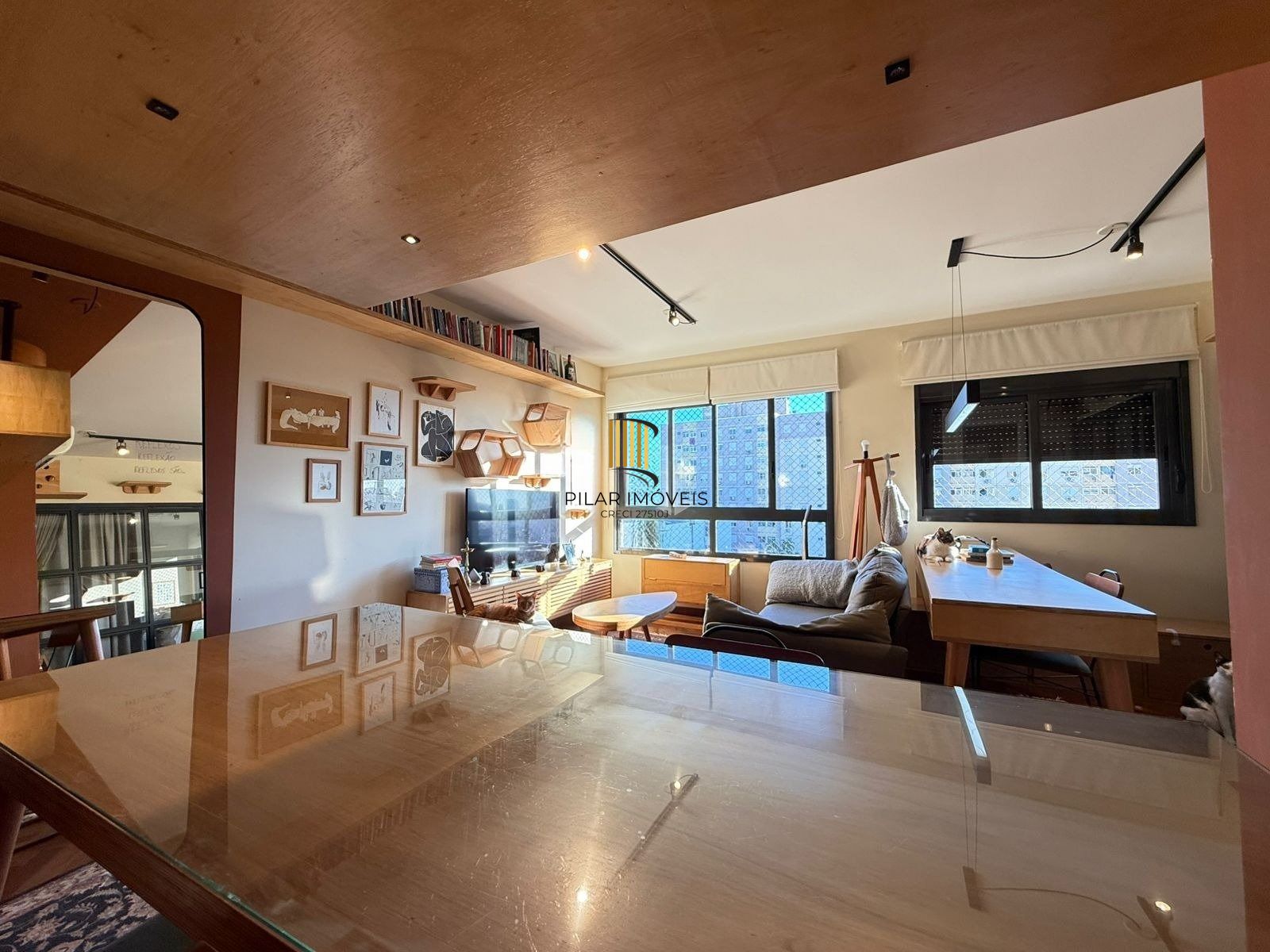 Apartamento com 2 dormitórios, suíte e churrasqueira.