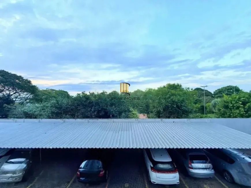 Apartamento com 3 dormitórios, sacada e churrasqueira.
