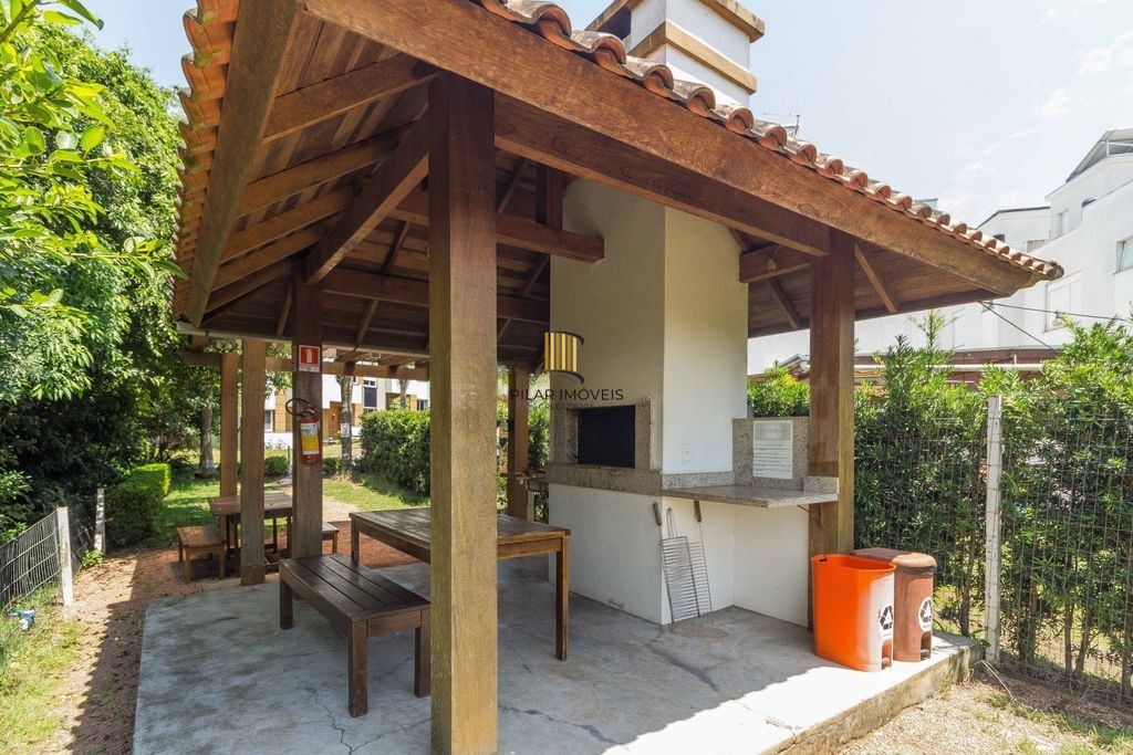 Casa em condomínio com 3 dormitórios, suíte e pátio amplo – 147m²