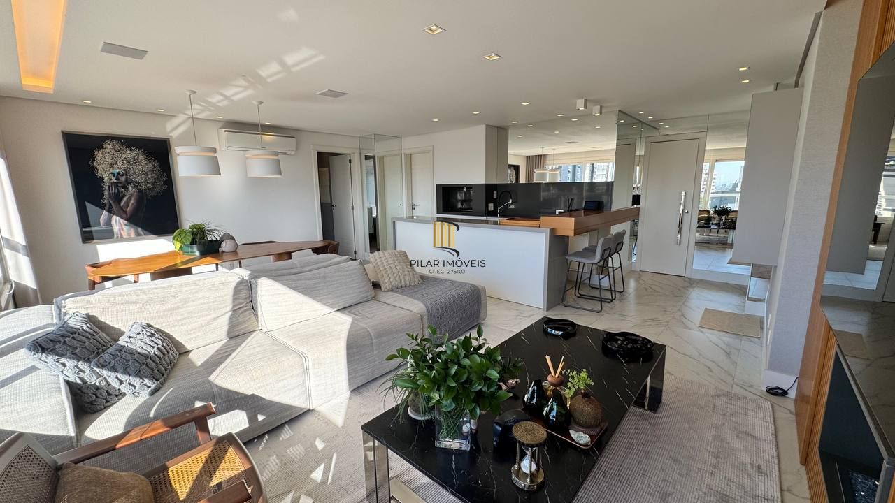 Amplo apartamento com 3 suítes, lavabo, lareira e 2 vagas individuais.