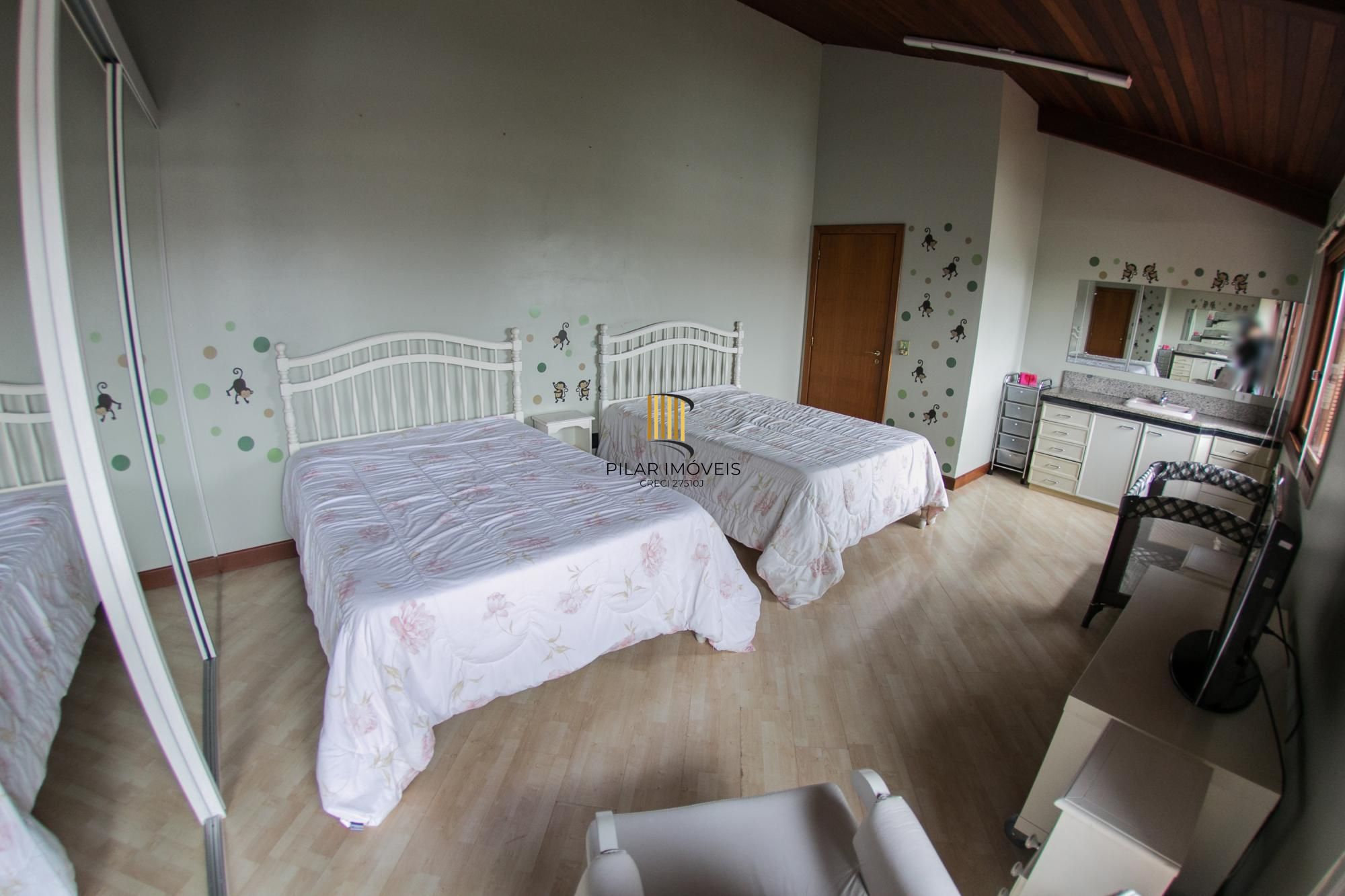 Casa de Condomínio 6 dormitórios no bairro Três Figueiras