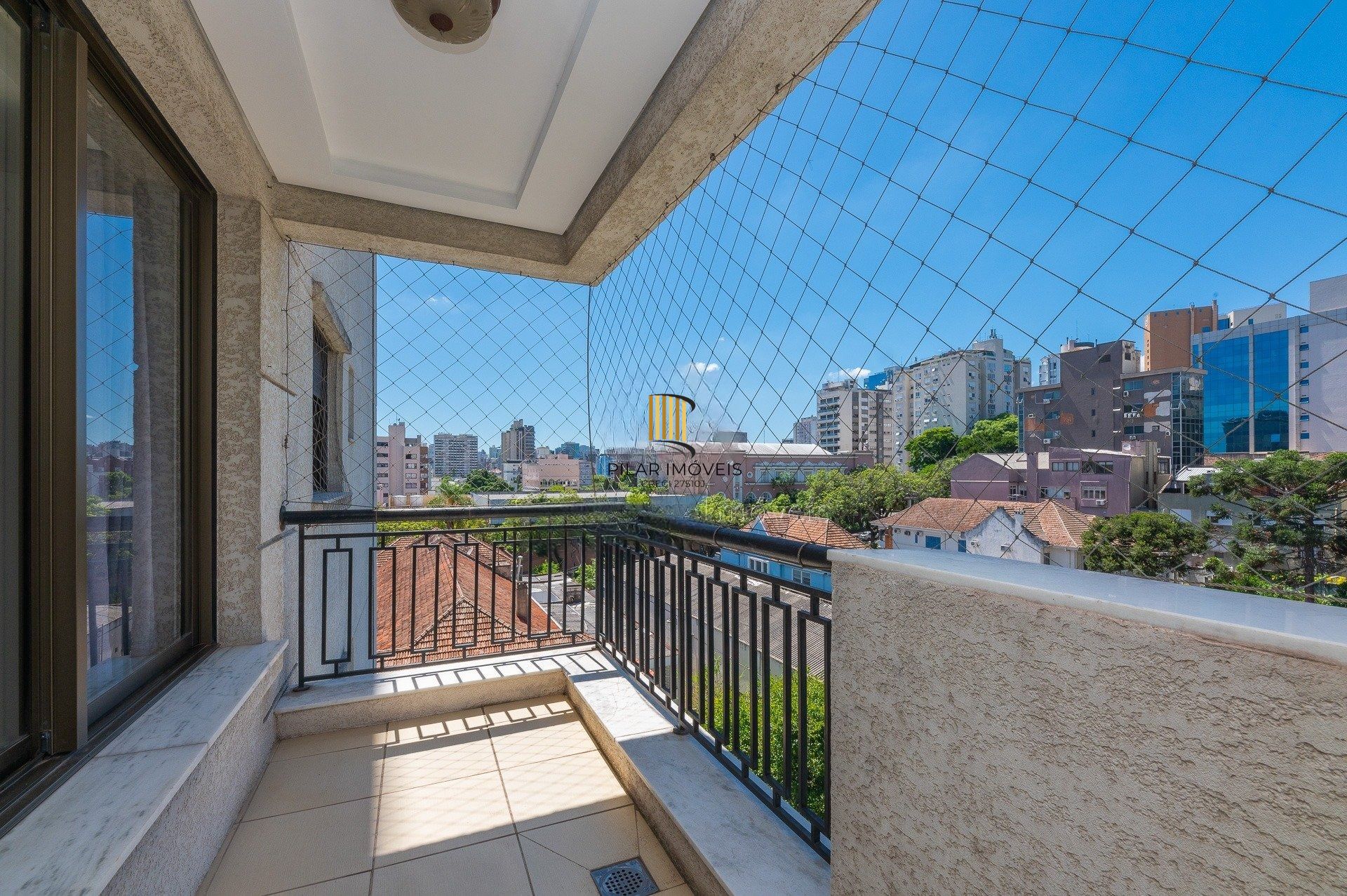Com 169m² privativos, 03 suítes, 2 vagas na Rua Marques o Pombal- Moinhos de Vento
