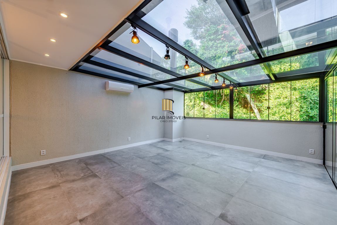 Casa em condomínio com piscina e salão privativo na Vila Nova