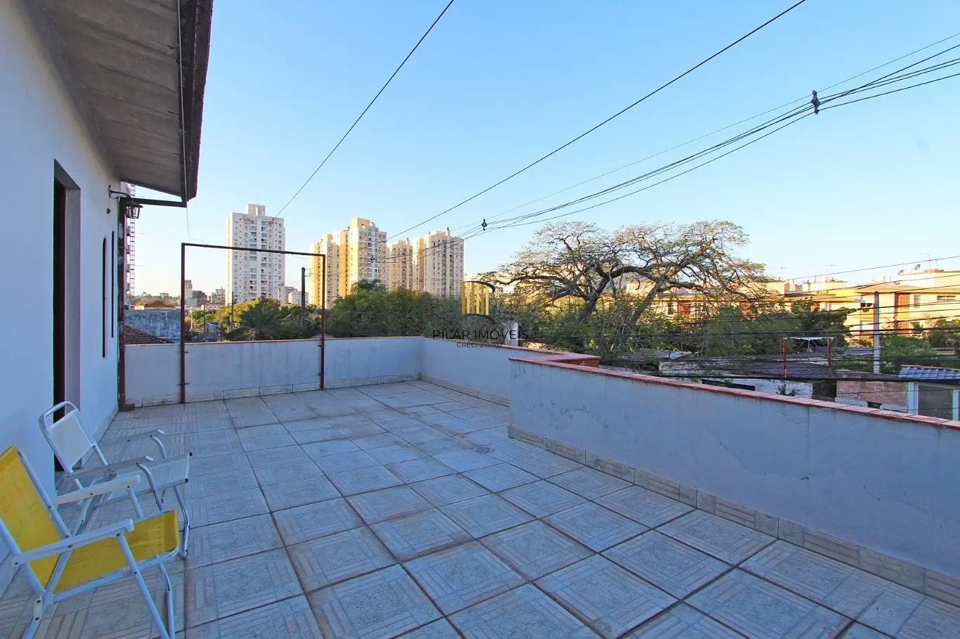 Ampla casa com 5 dormitórios e terraço no Passo da Areia