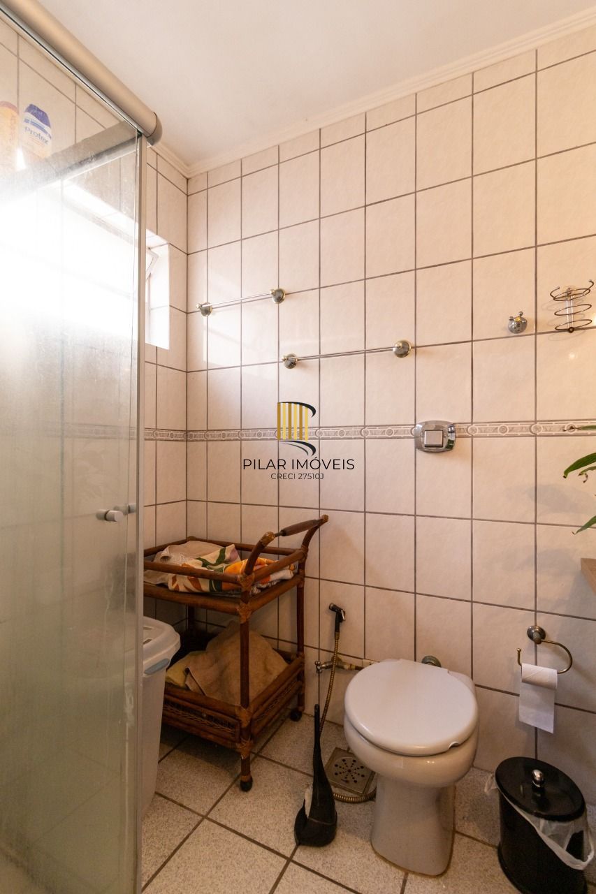 Apartamento de 2 dormitórios, transformado em 1, totalmente reformado.