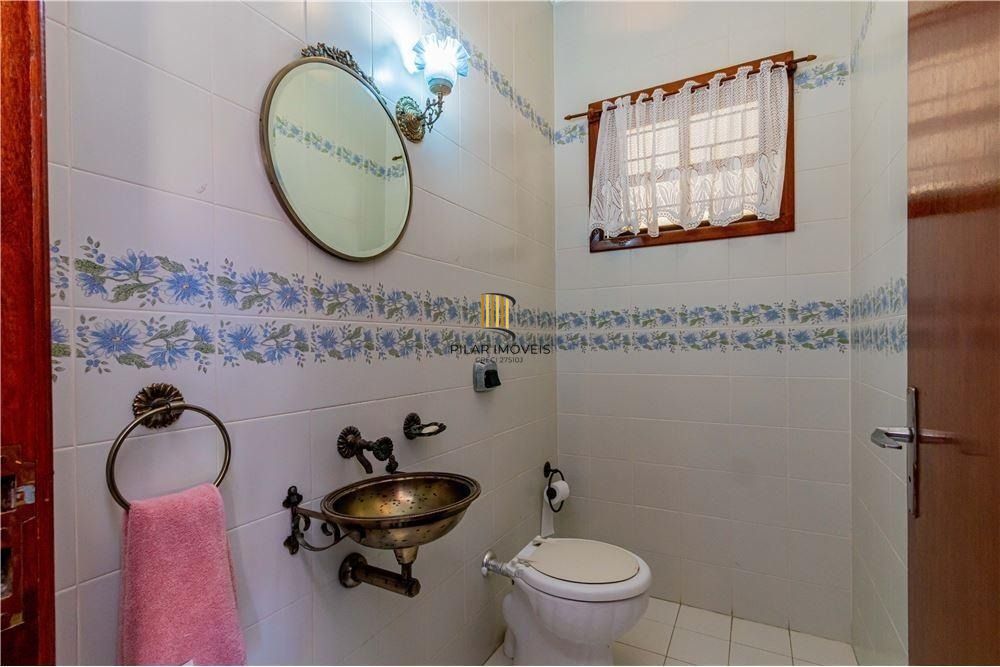 Ampla casa com 4 Dormitórios e Pátio na Zona Norte