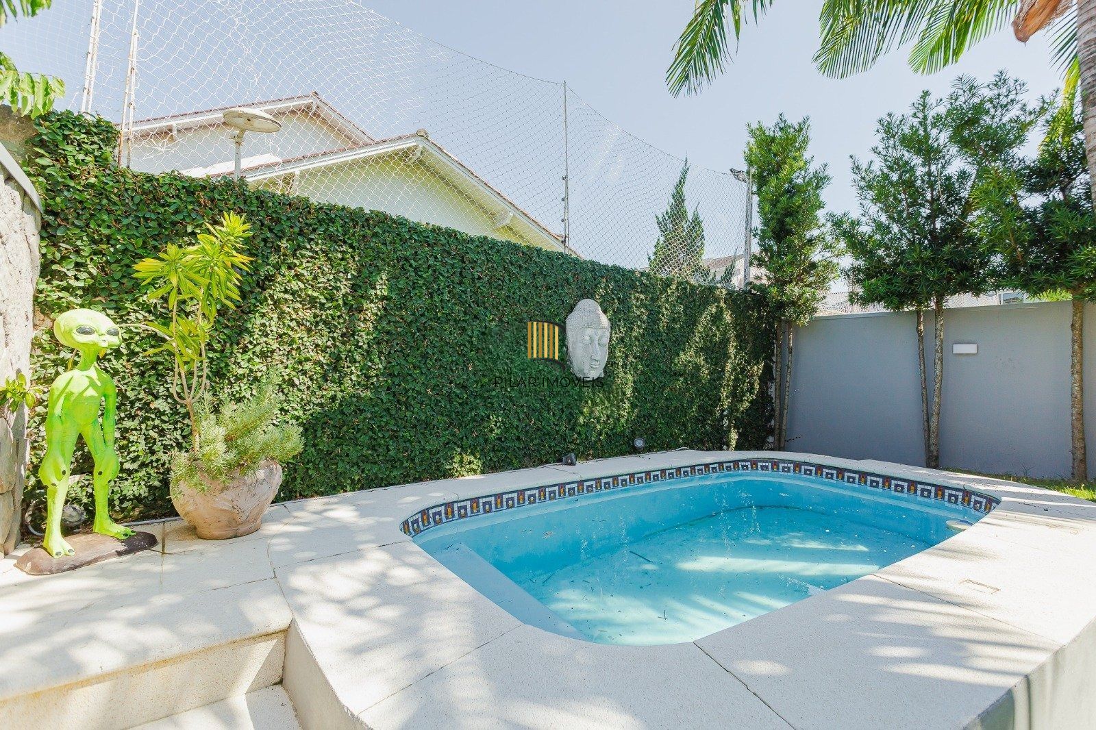 Casa de alto padrão com elevador e piscina acessível em condomínio no Passo das Pedras