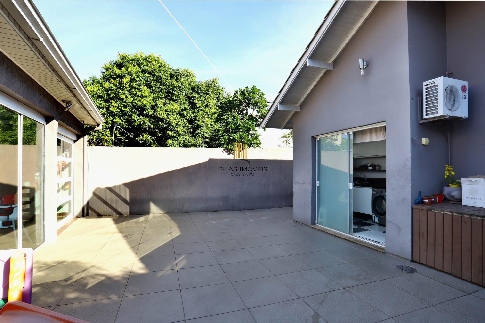 Casa mobiliada com suíte, patio e espaço gourmet completo