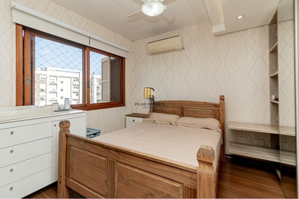 Apartamento com 3 dormitórios (sendo 1 suíte), 2 banheiros, lareira, churrasqueira e 2 vagas de garagem.