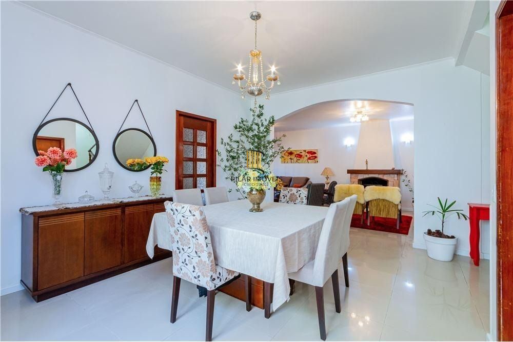 Ampla casa com 4 Dormitórios e Pátio na Zona Norte